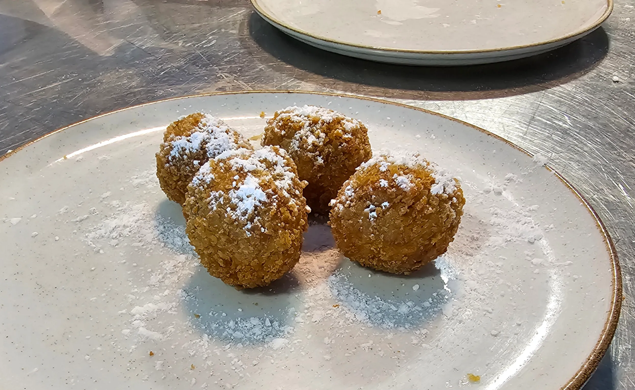 Croqueta de peras confitadas y nuez