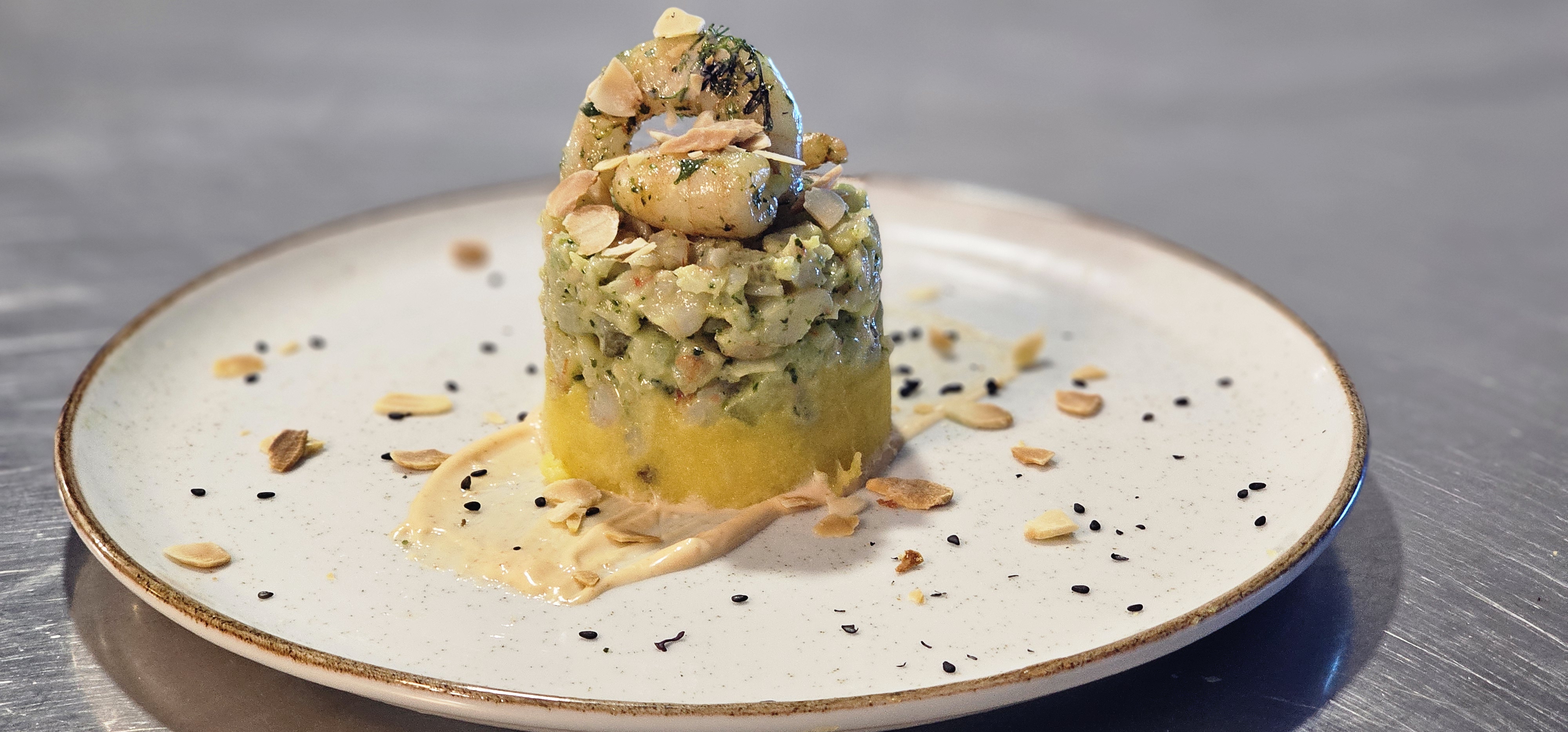 Causa de camarones al pesto con salsa siracha