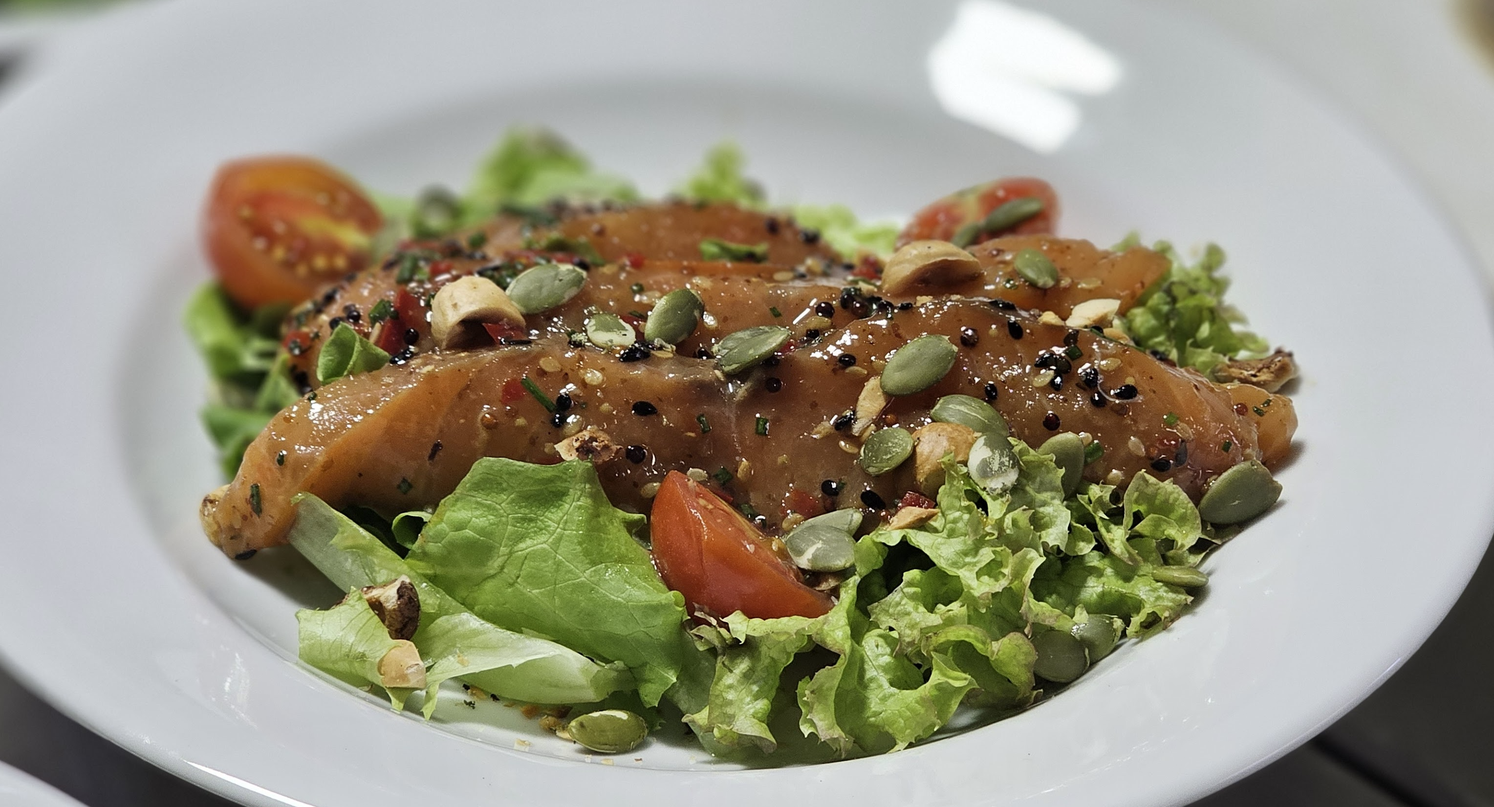 Mix verde con salmón thai, tomates cherry, nuez pe