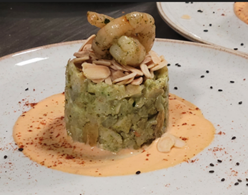 Timbal de camarones al pesto con salsa siracha