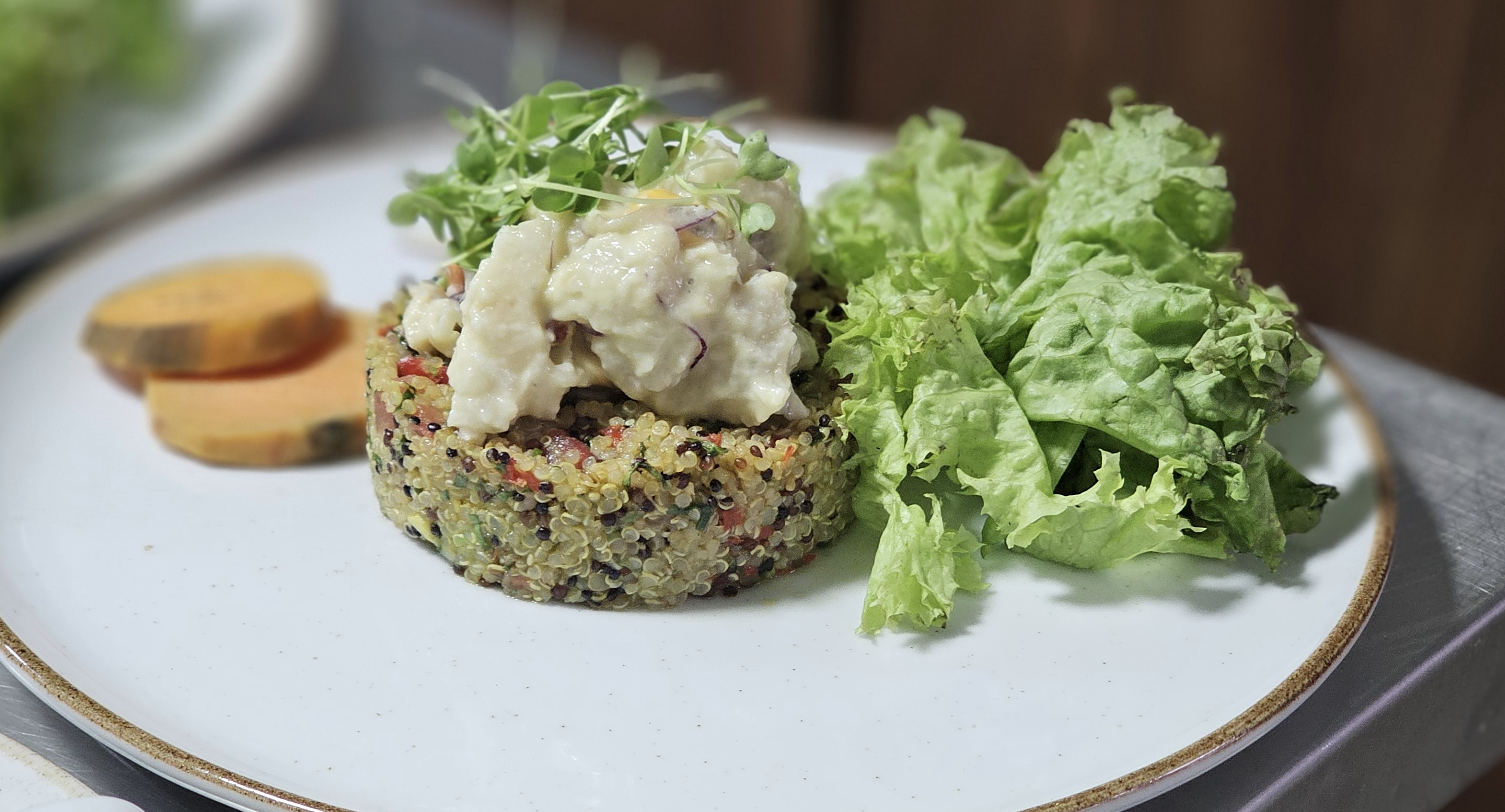 Timbal de quinoa con ceviche de corvina