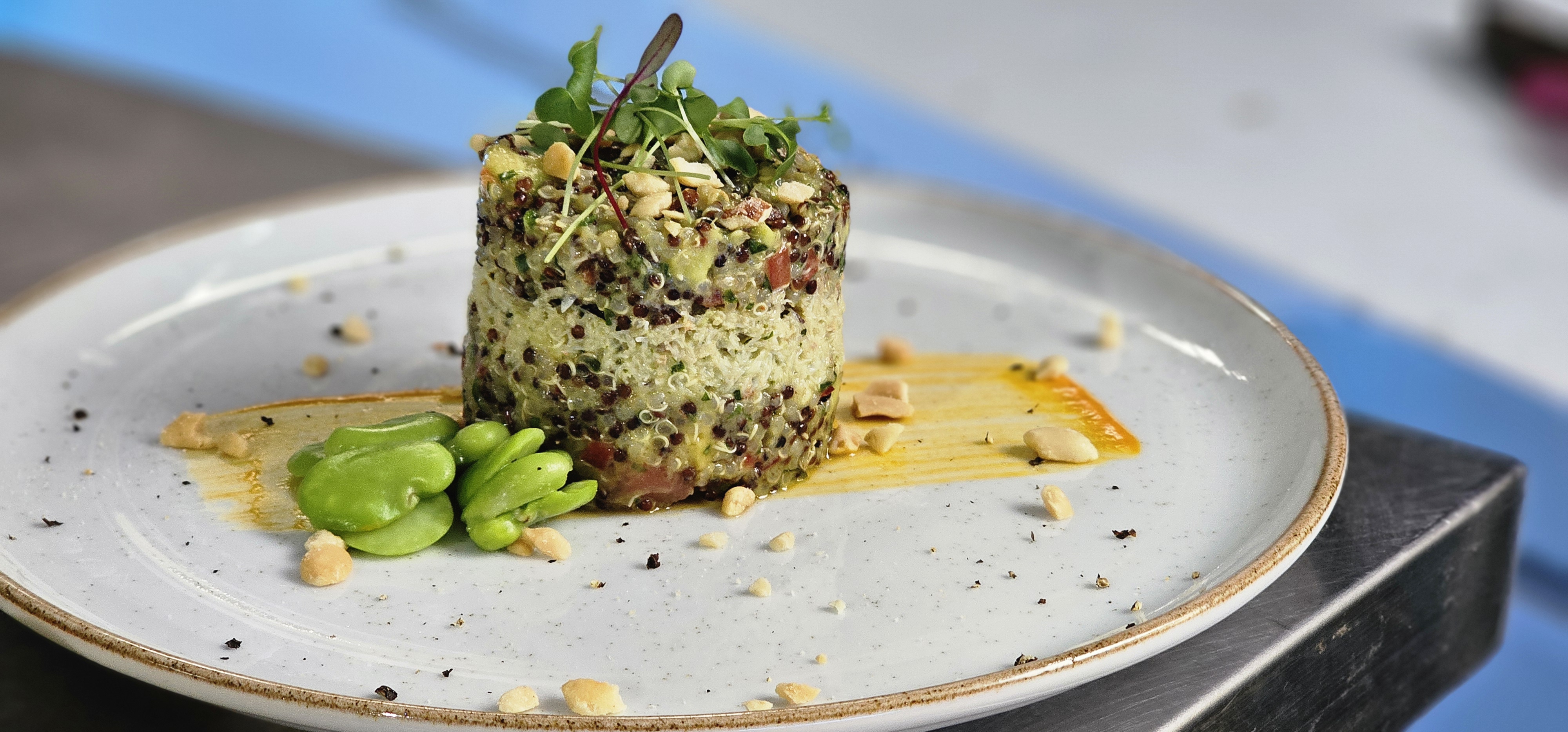 Timbal de quinoa con jaiba, maní y pasta de ají