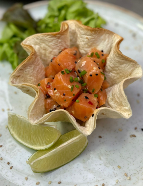 Tulipa de maíz rellena con salmón thai
