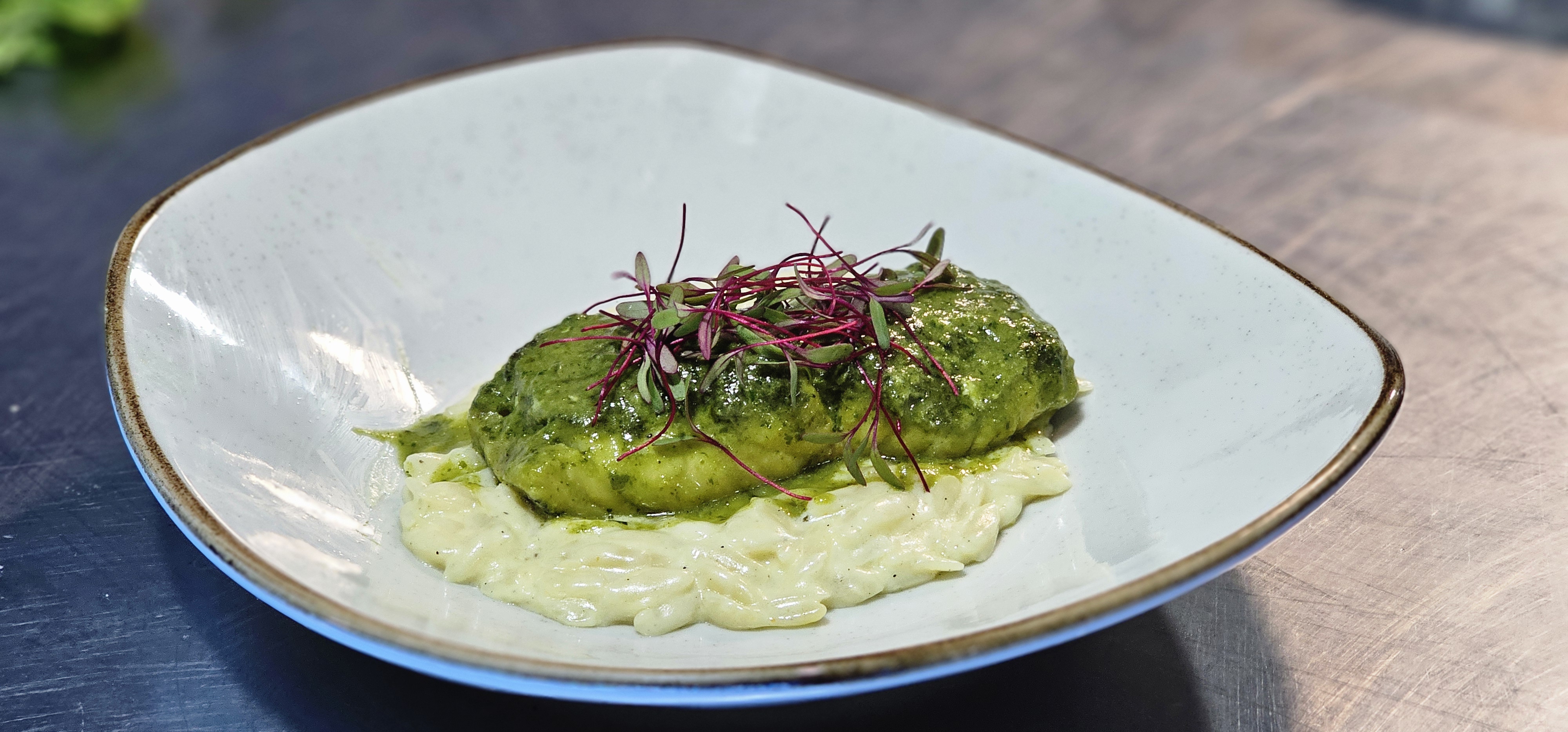 Merluza Austral en salsa de cilantro acompañada de