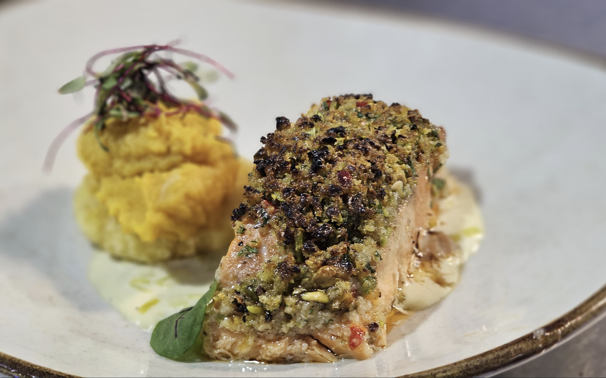 Salmón con Costra de Pistacho sobre una salsa de p