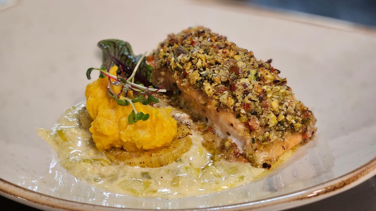 Salmón con salsa de puerros y duo de papas NUEVO.jpg