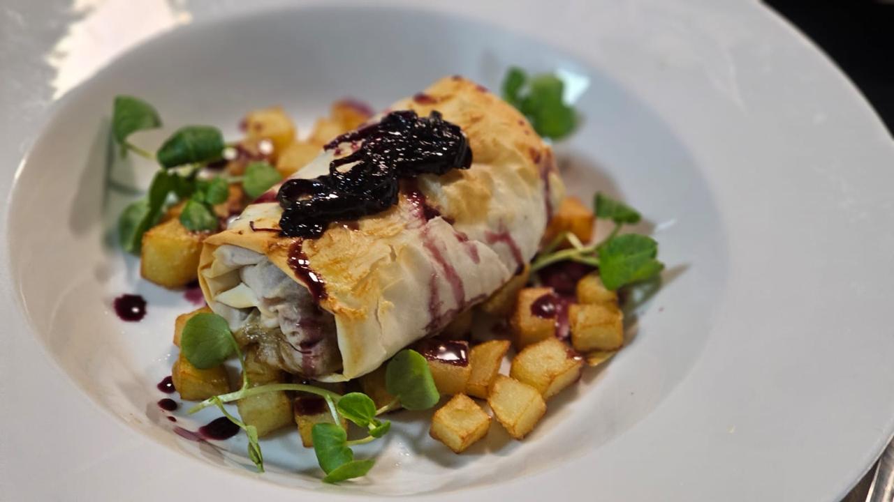 Strudel de carne mechada acompañado de mini papas