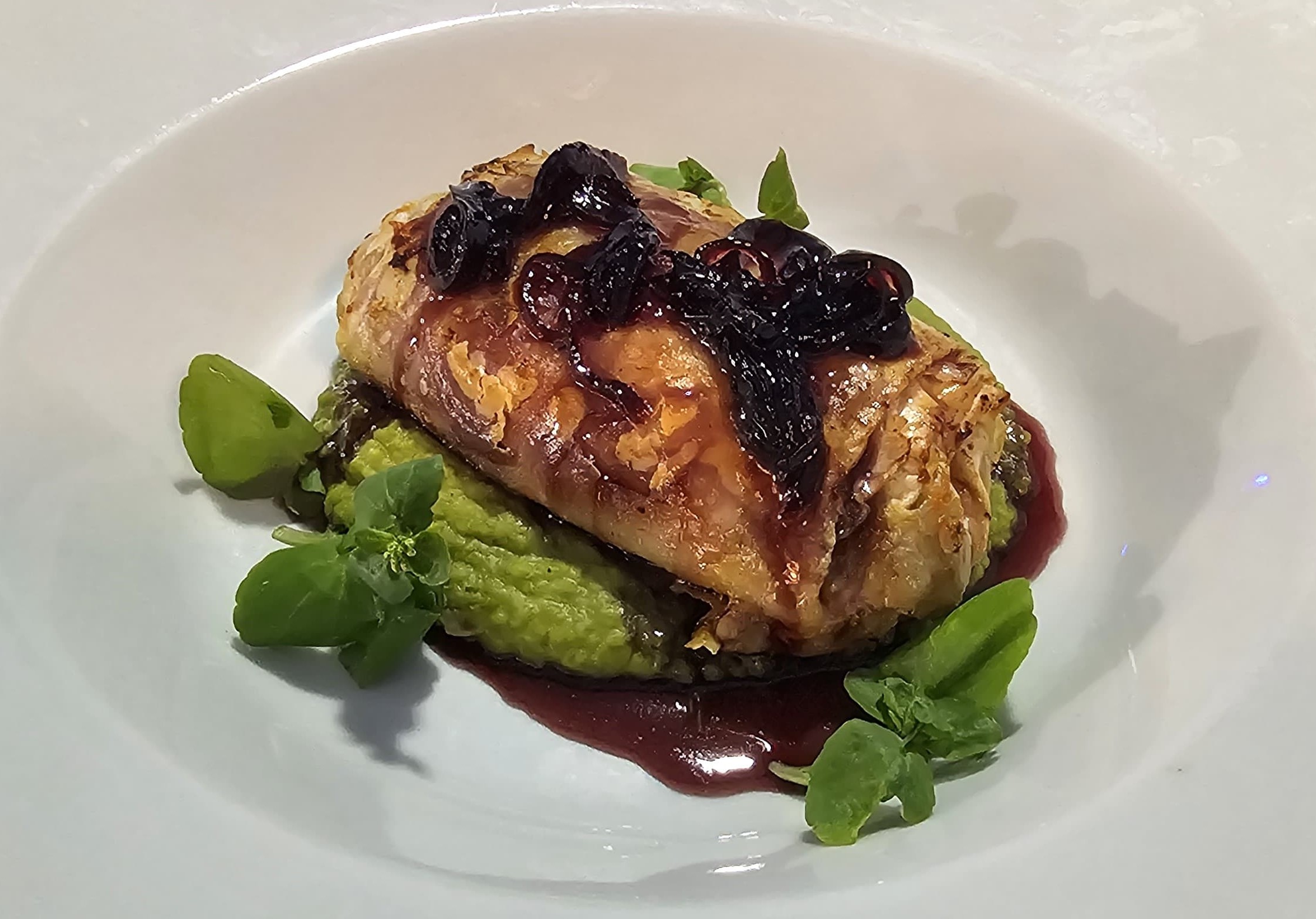 Strudel de carne mechada acompañado de puré de arv